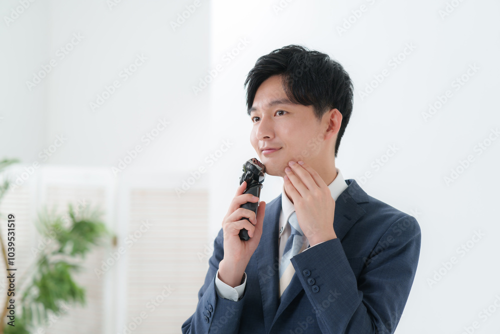髭を剃るビジネスマン 髭を剃るビジネスマン