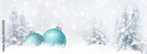 Blaue Weihnachtskugel aus Glas vor verschneiter Landschaft