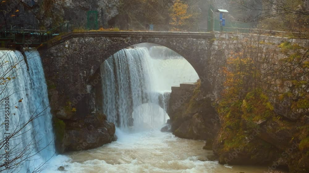 Barrage du Guiers Mort qui déborde en Chartreuse, à Fourvoirie. Saint-Laurent-du-Pont.