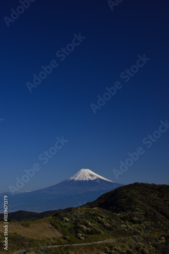Snow-covered Mount Fuji, vertical, Japan / 雪を被る富士山　縦　日本