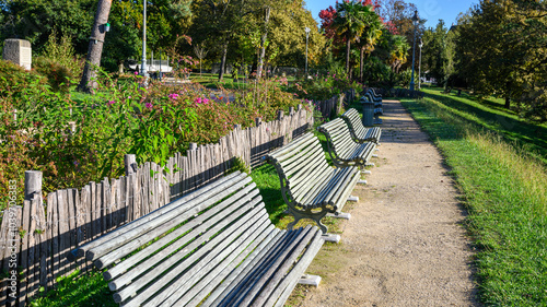 Bancs du parc Beaumont faisant face à la chaîne de Pyrénées et aux coteaux de Jurançon photo