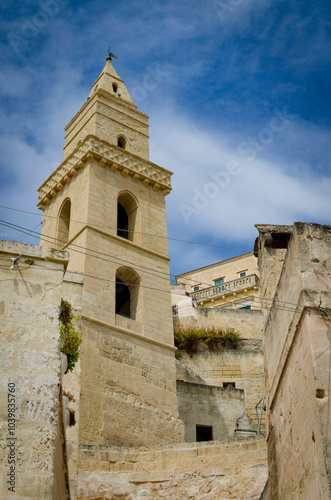 Matera è una città situata su un affioramento roccioso in Basilicata, nell'Italia Meridionale. Include l'area dei Sassi, un complesso di Case Grotta scavate nella montagna.