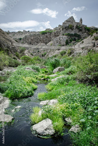 Matera è una città situata su un affioramento roccioso in Basilicata, nell'Italia Meridionale. Include l'area dei Sassi, un complesso di Case Grotta scavate nella montagna. photo