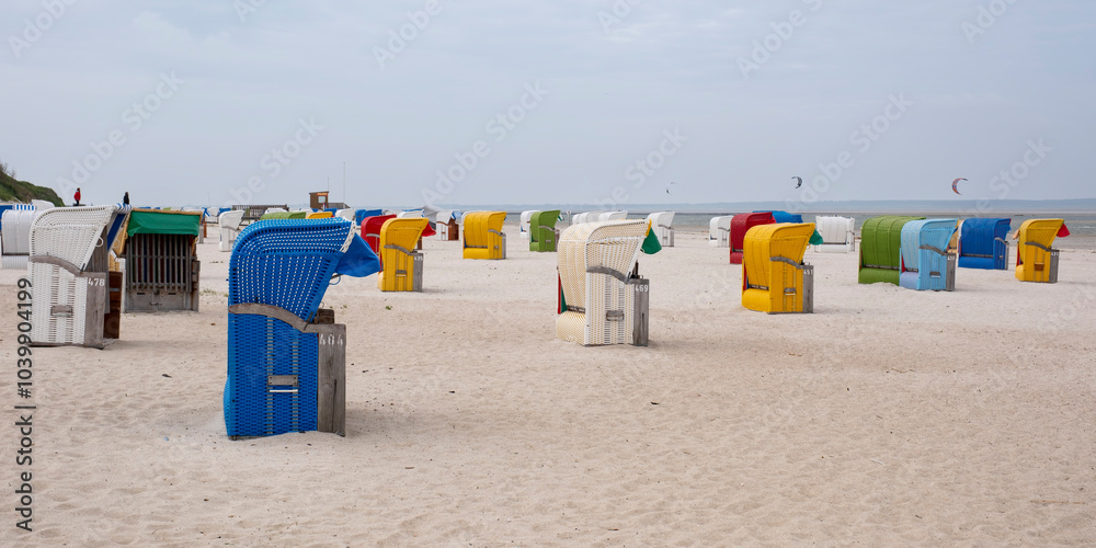 Leere Strandkörbe am Sandstrand, Kitesurfer auf der Nordsee, Utersum, Föhr, Nordsee-Insel, Nordfriesland, Schleswig-Holstein, Deutschland, Europa Leere Strandkörbe am Sandstrand, Kitesurfer auf der Nordsee, Utersum, Föhr, Nordsee-Insel, Nordfriesland, Schleswig-Holstein, Deutschland, Europa
