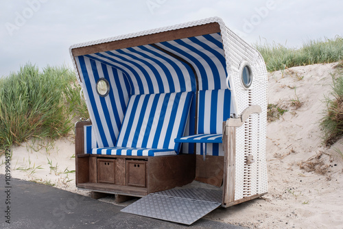 Strandkorb für behinderte geeignet, Föhr, Nordsee-Insel, Nordfriesland, Schleswig-Holstein, Deutschland, Europa photo