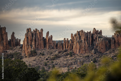 Paisaje de montañas y formaciones rocosas erosionadas, en Parque Nacional Sierra de Órganos, México. photo