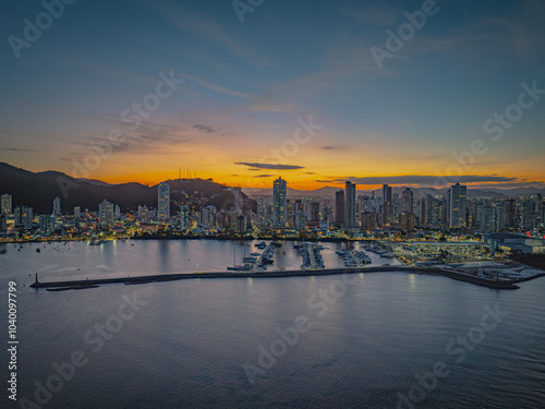 Fototapeta Naklejka Na Ścianę i Meble -  view at night, Itajaí