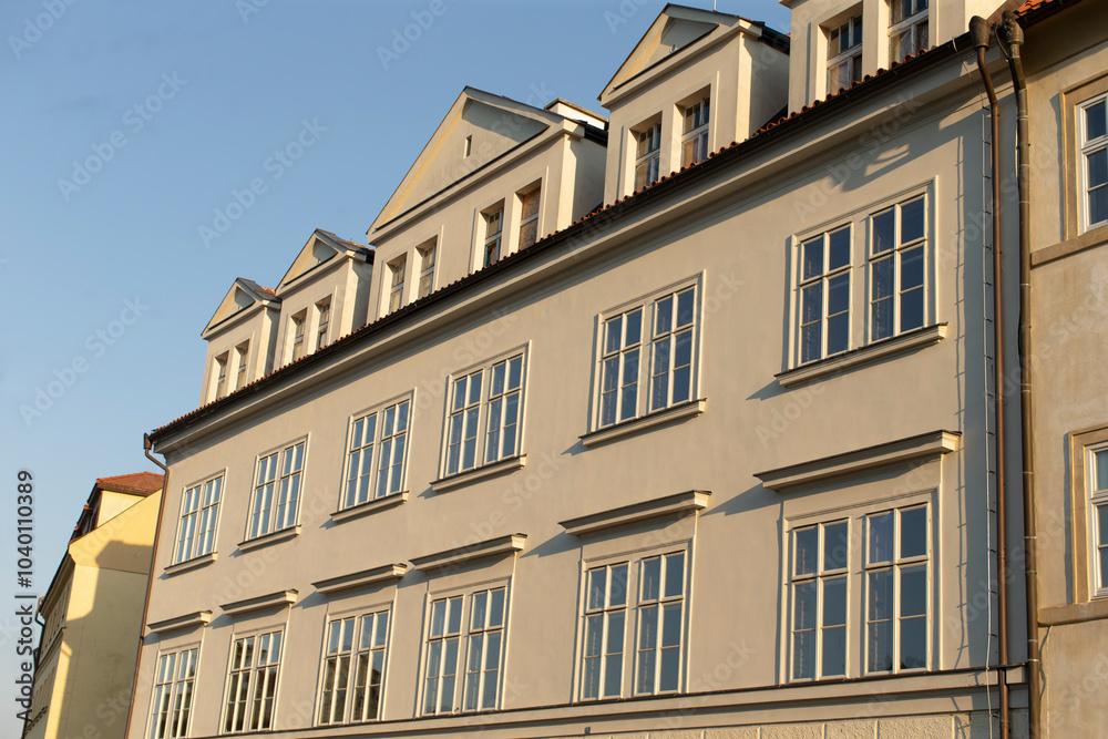 Obraz premium Capture of a breathtaking historical building facade featuring numerous windows bathed in perfect daylight sunshine