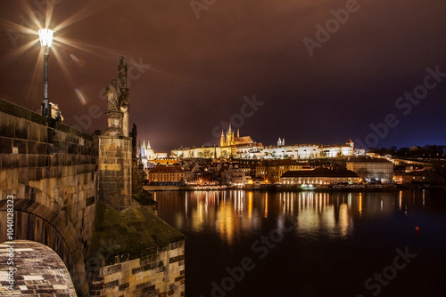 Vistas del castillo de Praga desde el puente de Carlos. 