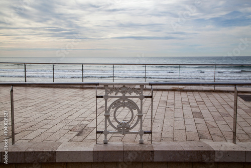 Barandilla de La Concha en la playa de San Sebastián de Sitges.