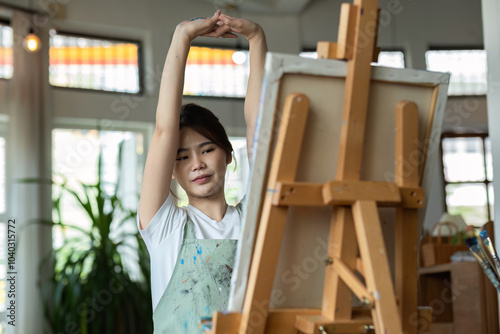 Cuadro en lienzo Talented Female Artist Painting on Canvas in Bright Studio with Natural Light an