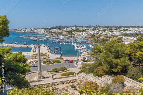 Vue sur le Port et la ville de Santa Maria di Leuca, depuis la montée de la cascade monumentale vers la Basilica Santuario di Santa Maria de Finibus Terrae, Santa Maria di Leuca, Pouilles, Italie photo