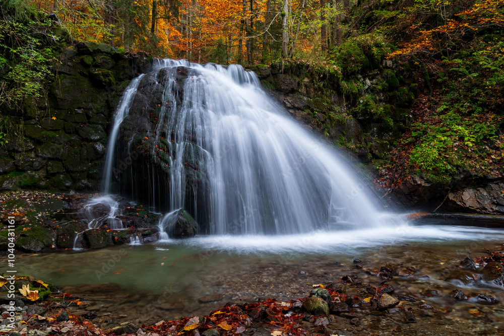 Fototapeta premium a cascading waterfall in autumn
