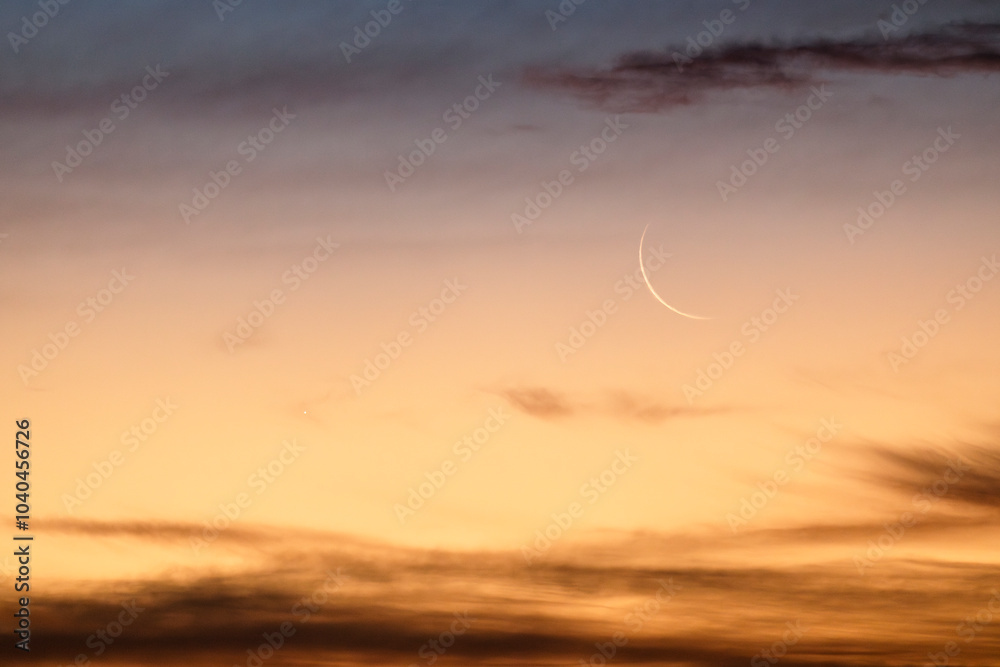 Luna menguante en un paisaje dorado al amanecer Luna menguante en un paisaje dorado al amanecer