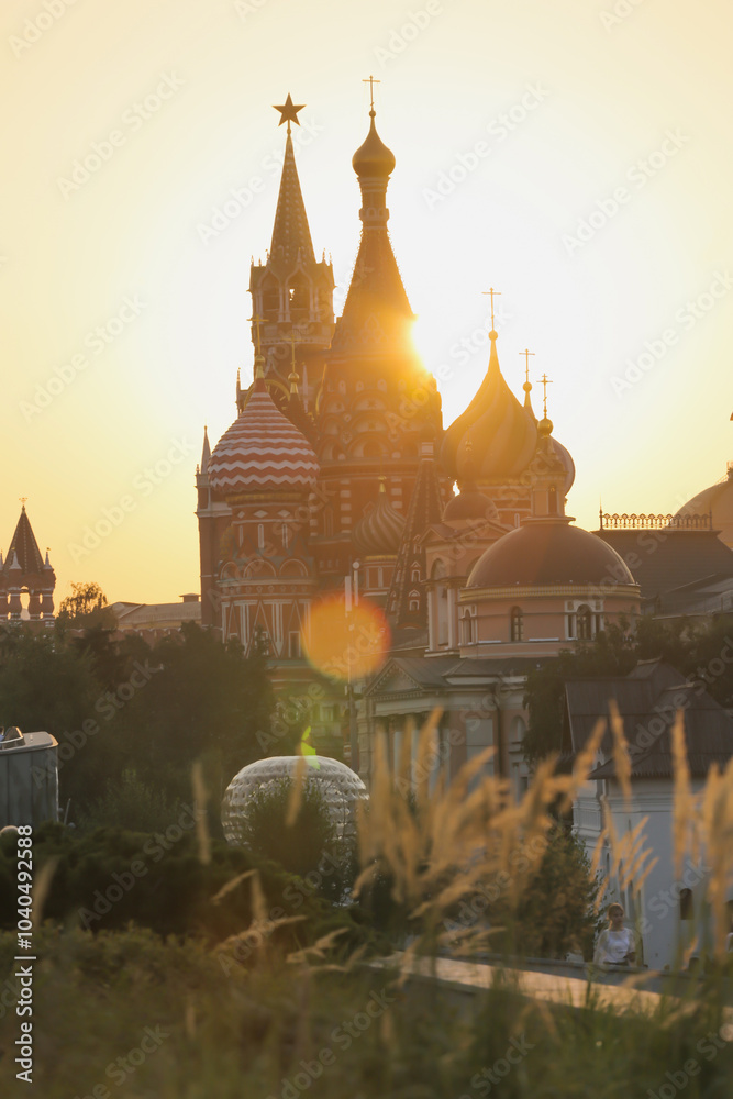 Naklejka premium city skyline at sunset onn the Kremlin's Moscow