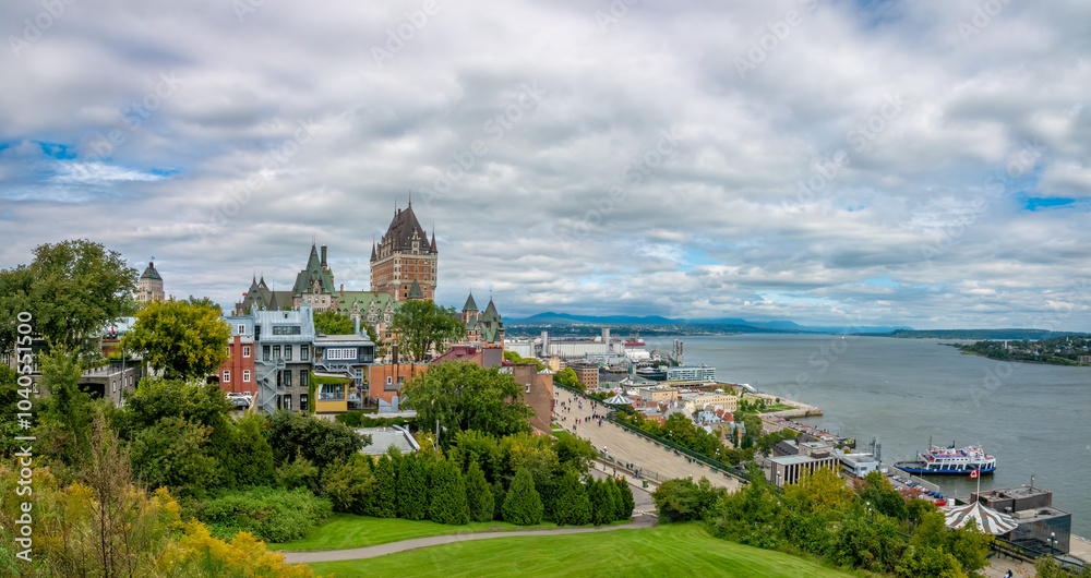 Obraz premium Stunning view of the old town of Quebec City and the St. Lawrence river on an eraly fall day, Quebec City, Quebec, Canada