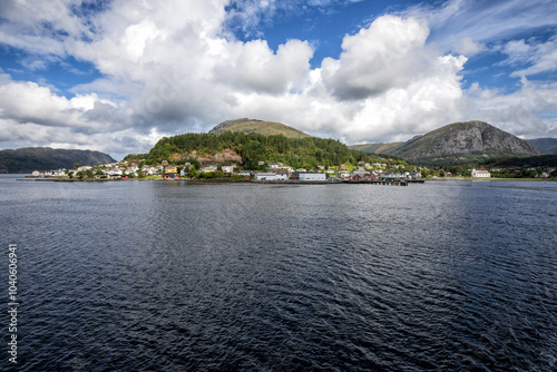 insel im nordmeer mit schönem himmel