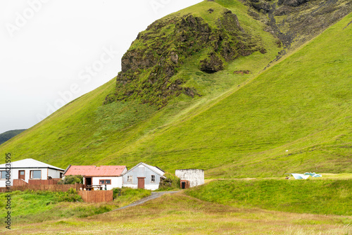 Φωτογραφία Lots of village houses under a green hill