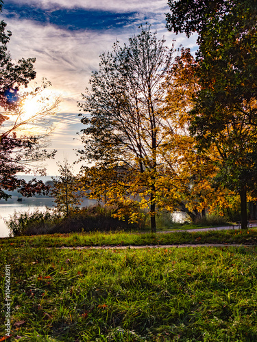 Einzigartige Herbststimmung in der Natur im Donaupark bei Sonnenschein photo