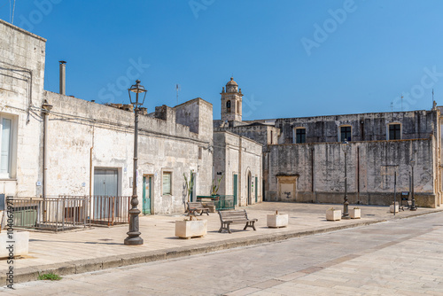 Via Plebiscito et clocher de la Chiesa di Sant'Antonio da Padova, Specchia, Italie