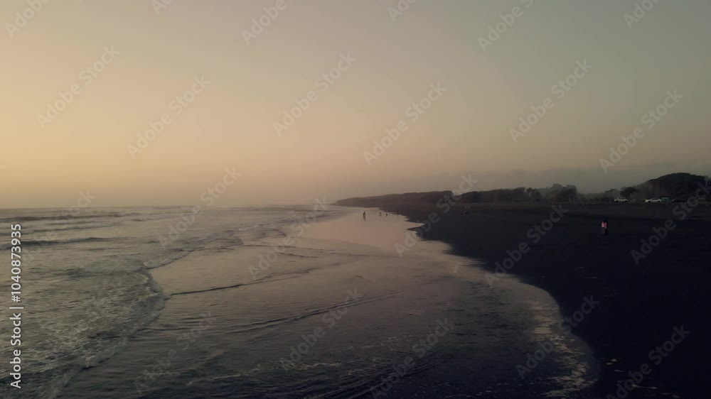 Puesta de sol en Puerto Saavedra beach, Chile / Playa puerto Saavedra, Chile