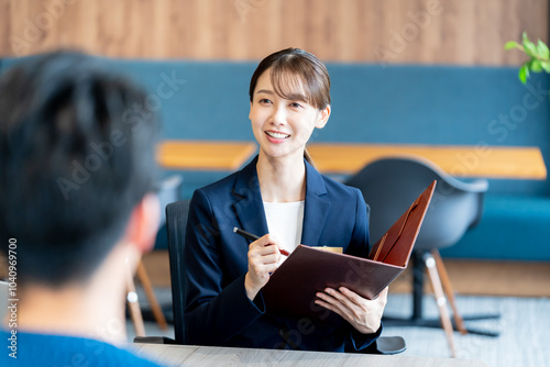 ヒアリングするコンサルタントの女性
