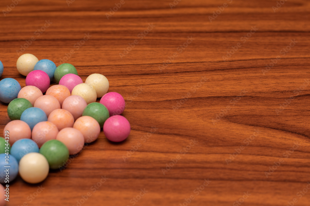 Obraz premium Bunch of colorful candy on a wooden table