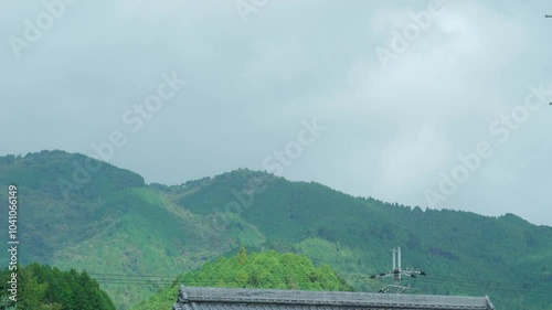 Wallpaper Mural 雲の動きと共に次々と山肌を流れていく光の筋 Torontodigital.ca