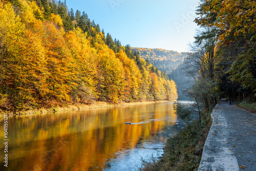 Obraz na płótnie The gorge of the Dunajec River in autumn. Beautiful colorful autumn mountain landscape. Bicycle path along the river. Pieniny Mountains, Szczawnica, Poland w salonie