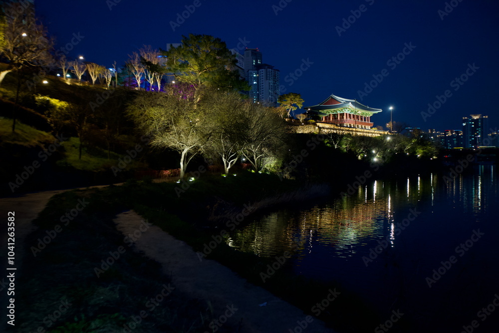Taehwaru Pavilion Viewed from Taehwa Riverbank at Night Taehwaru Pavilion Viewed from Taehwa Riverbank at Night