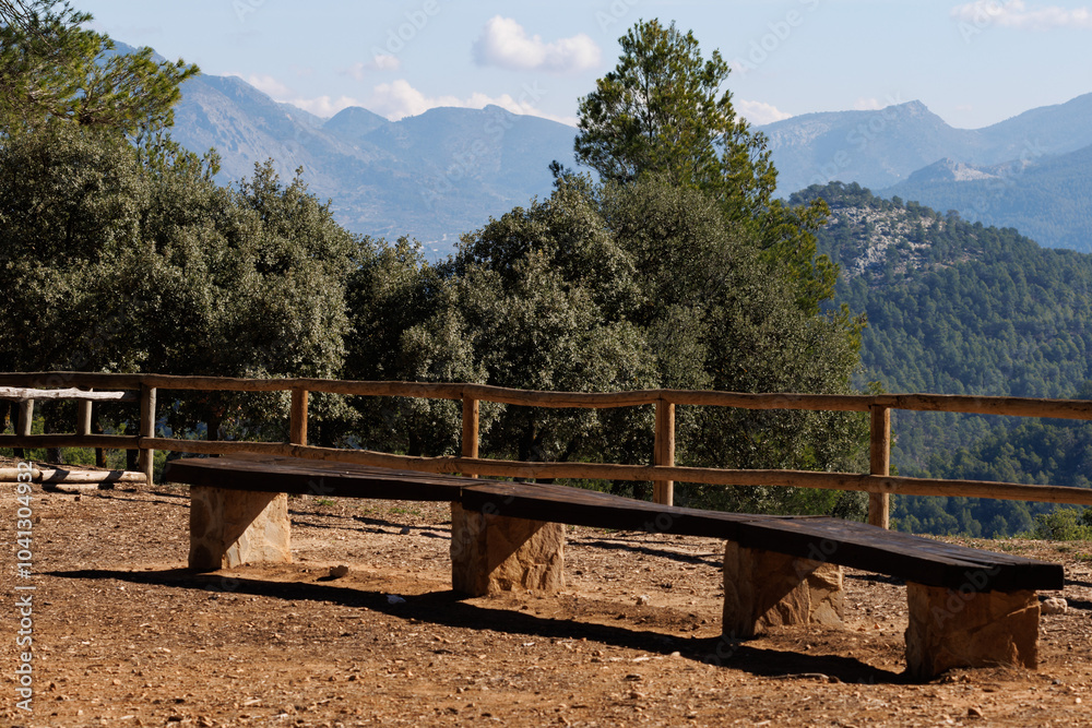 Mirador de la zona recreativa San Antonio con la cadena montañosa de La Serrella al fondo, Alcoy, España Mirador de la zona recreativa San Antonio con la cadena montañosa de La Serrella al fondo, Alcoy, España