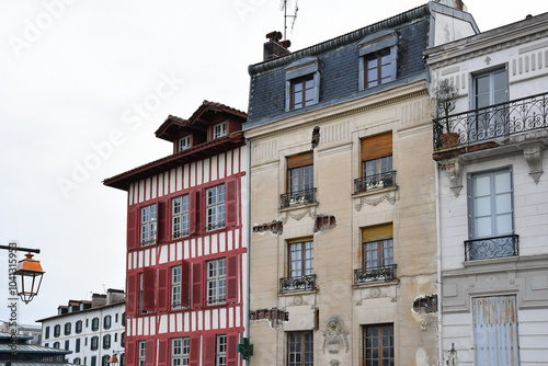 La façade d'un immeuble au centre-ville de Bayonne s'effrite