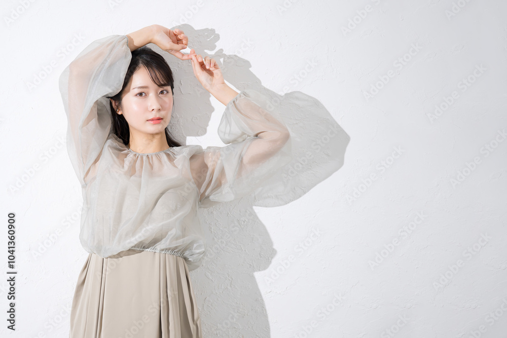肌に艶(ツヤ)感と透明感のある若い20代女性の日差しやファッションや美容やビューティーのイメージ カメラ目線 アンニュイな表情 肌に艶(ツヤ)感と透明感のある若い20代女性の日差しやファッションや美容やビューティーのイメージ カメラ目線 アンニュイな表情