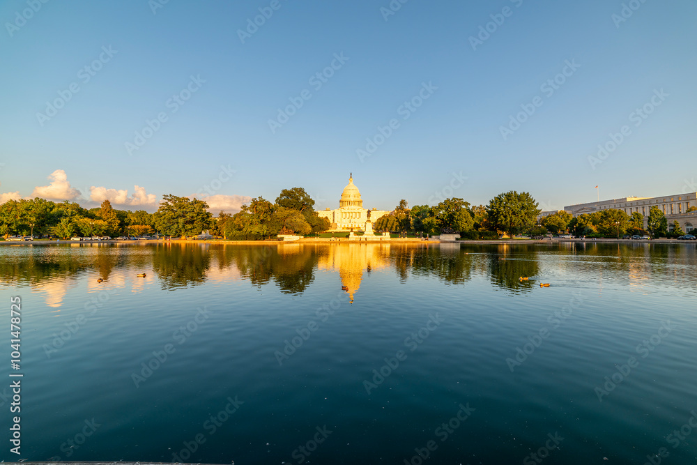 Obraz premium United States Capitol reflected on the pool at sunset