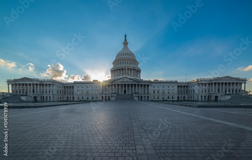 Obraz na płótnie United States Capitol with a shining sun on the background at sunset w salonie
