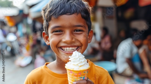 Fröhlicher Junge genießt buntes Kulfi-Eis im Freien - perfekt für Sommerfeste und kulinarische Aktionen photo