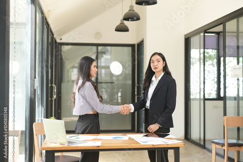 Canvastavla Asian woman succeeds at office
