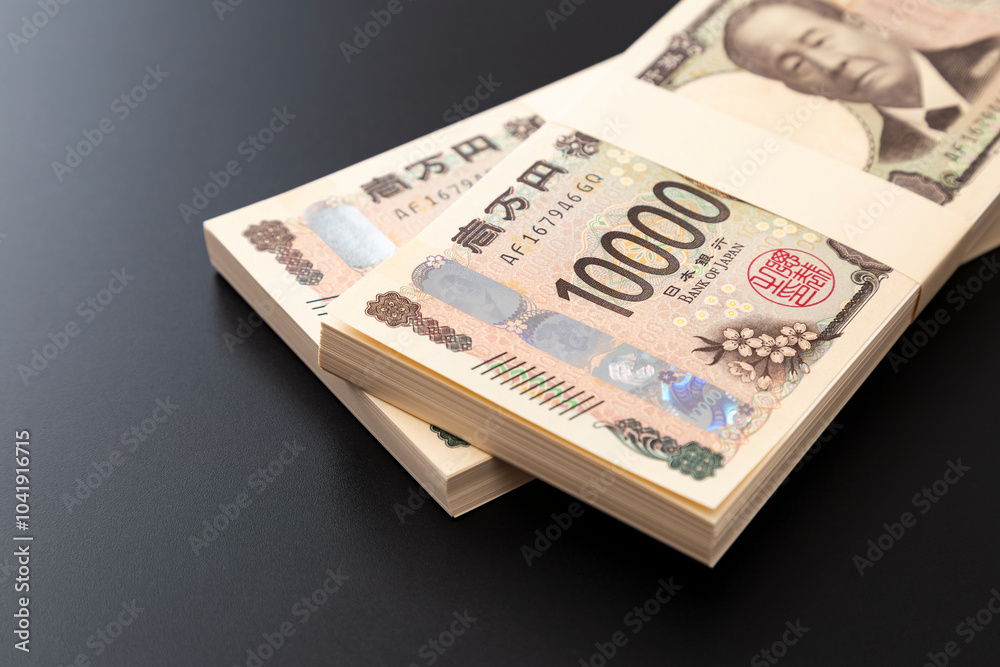 黒背景に一万円の札束 黒背景に一万円の札束