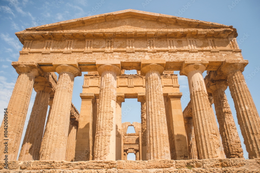 Obraz premium ruins of the temple in the valley of temples in Agrigento in sicily