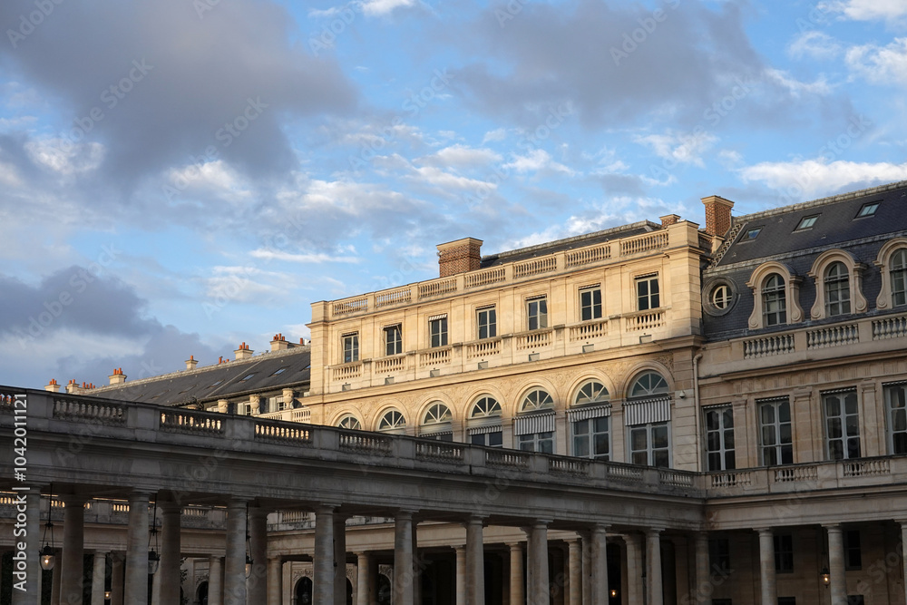 Fototapeta premium Le Palais-Royal à Paris près du Palais du Louvre