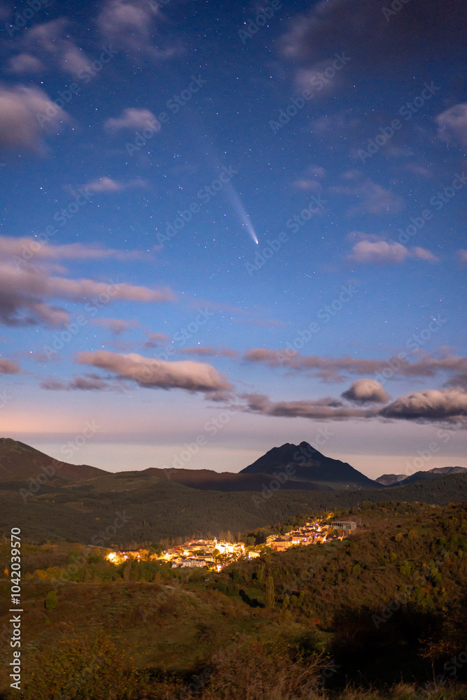 Obraz premium Cometa Atlas Tsuchinshan en las montañas