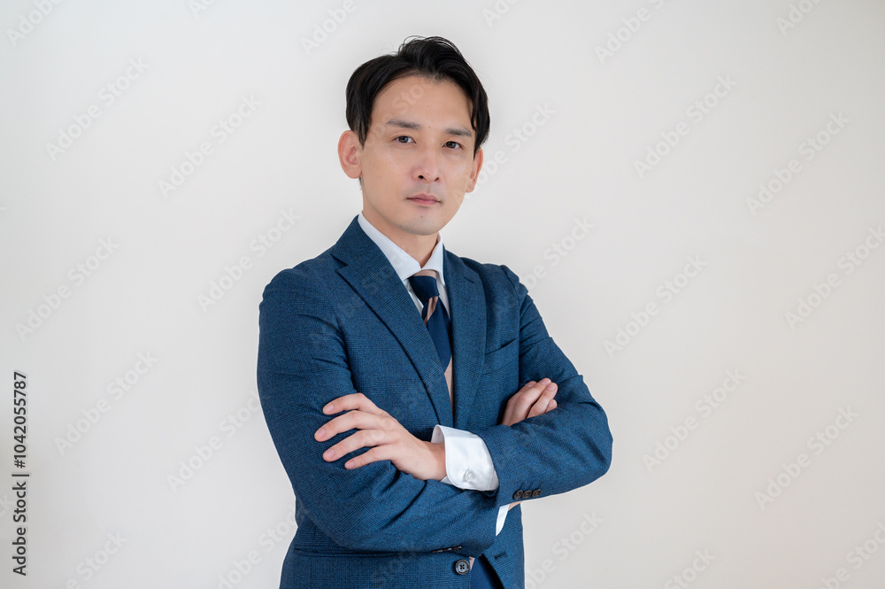 白背景でポーズをとる男性 白背景でポーズをとる男性