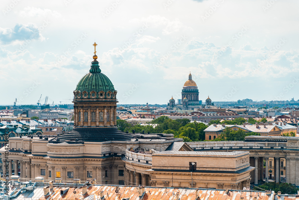Φωτογραφία Panoramic view of the city and the beautiful roofs on Nevsky prospect on a sunny day from The colonnade of St