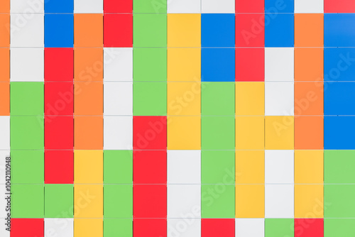 Pared de paneles de colores de aluminio, mural multicolor de paneles cuadrados.