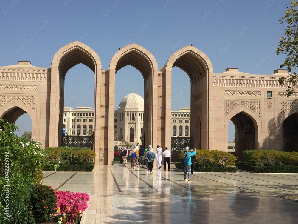 Obraz premium Looking through outdoor archways towards the Sultan Kaboos Grand Mosque, Muscat, Oman