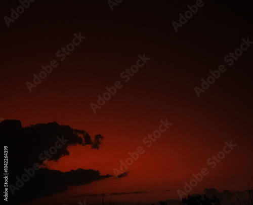 Nuage qui ressemble à un monstre sur un fond rouge photo