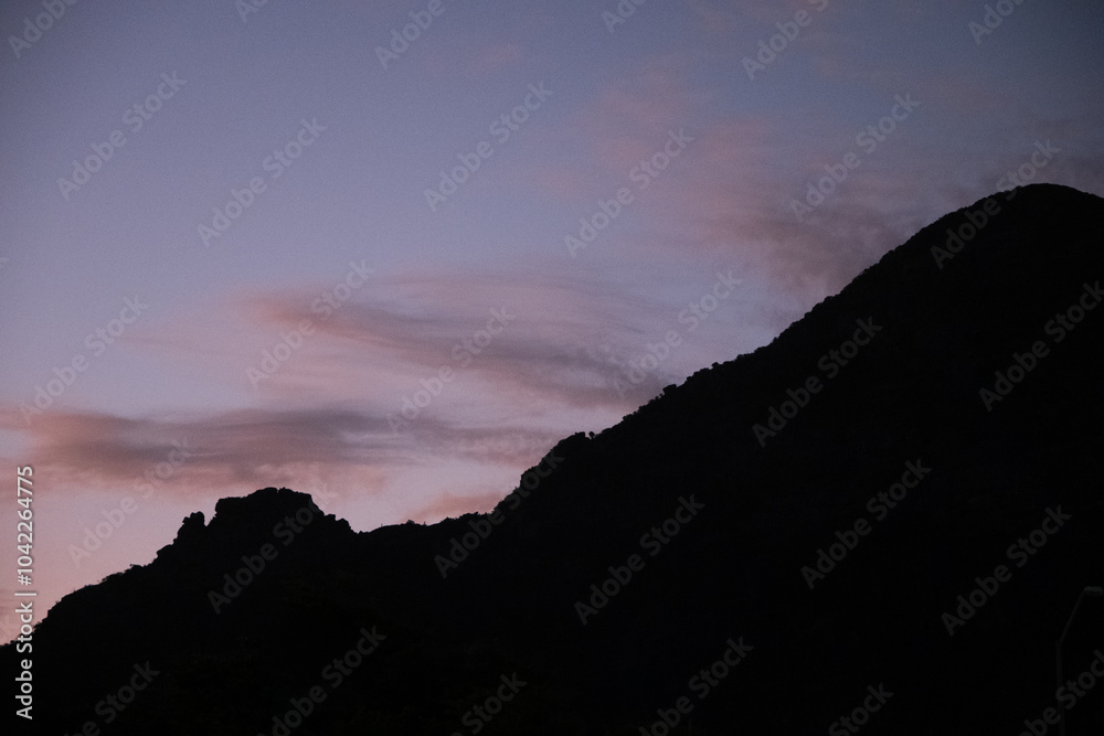 Obraz premium Coucher de soleil sur une colline