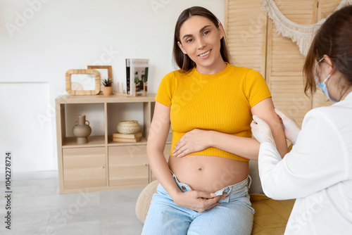 Young pregnant woman receiv...
