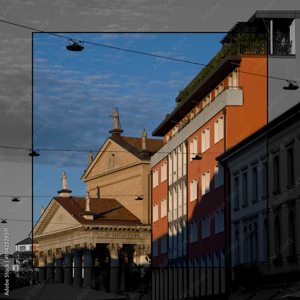 Obraz premium Cornice bianco e nero con interno a colori di una facciata di edifici