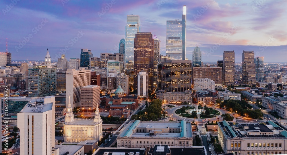 Obraz premium Skyscraper buildings and city skyline in downtown Philadelphia at sunst, Pennsylvania, United States.